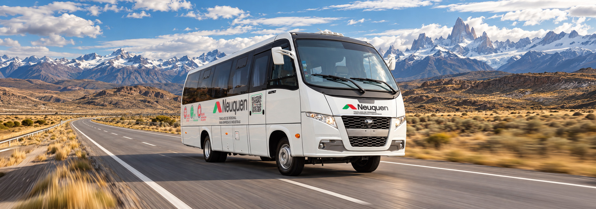Bus de Neuquén frente al paisaje de lagos y montañas de la Patagonia